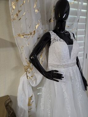 Wedding Elegant White Lace & Tulle Wedding Gown withVNeck, Beaded Waist Size 14